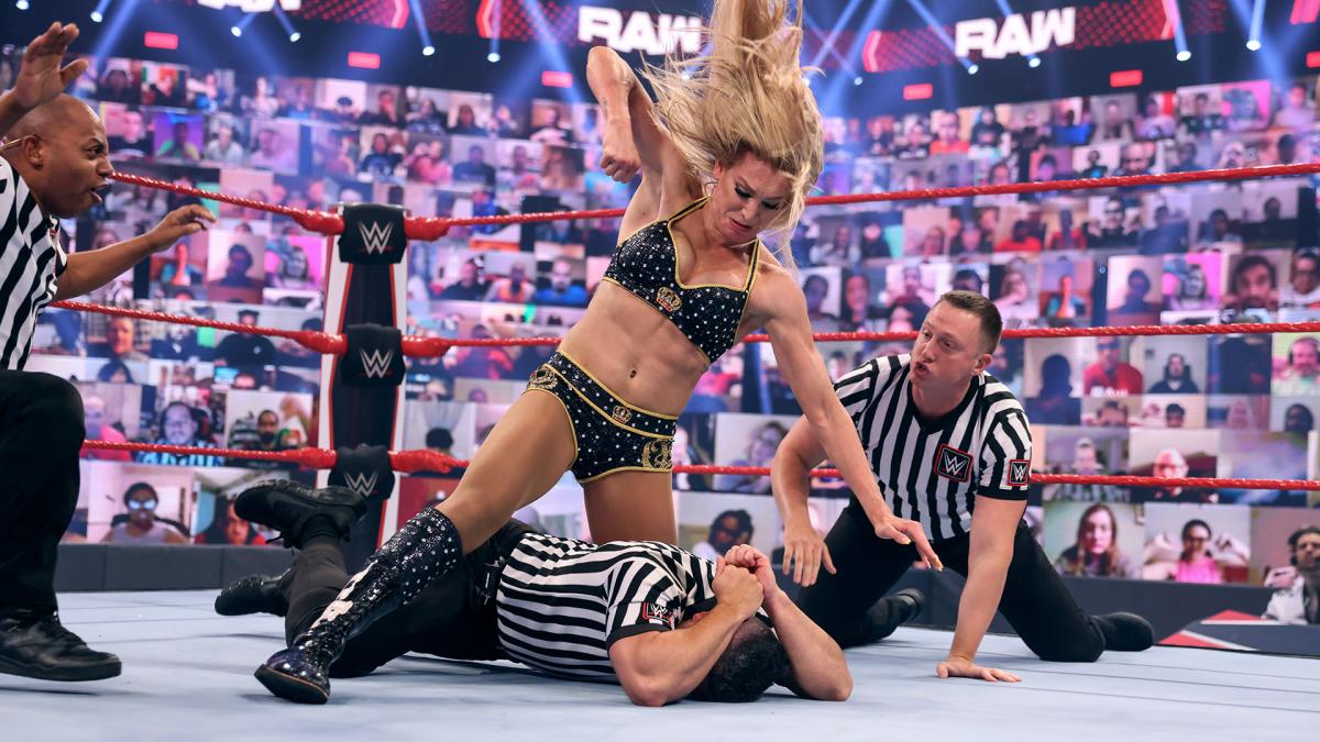 レフェリーに暴行を加えたシャーロット・フレアー（中央）（C）2021 WWE, Inc. All Rights Reserved.