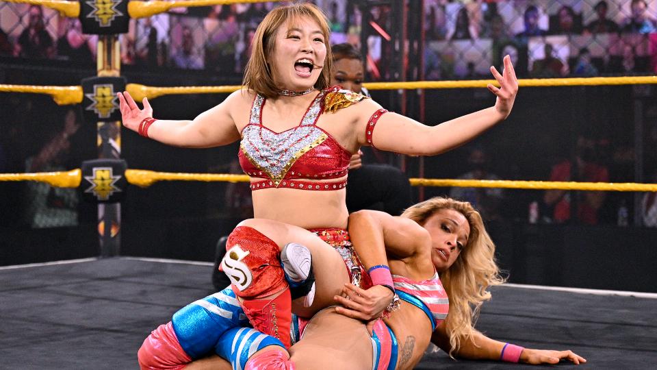 スタークに足関節技で攻めながらファンに存在感をアピールしてみせたサレイ（C）2021 WWE, Inc. All Rights Reserved.