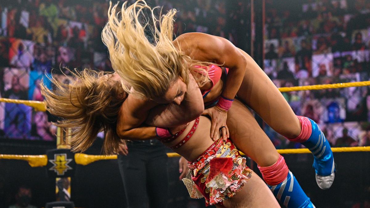 スターク（右）に裏投げを仕掛けたサレイ（C）2021 WWE, Inc. All Rights Reserved.