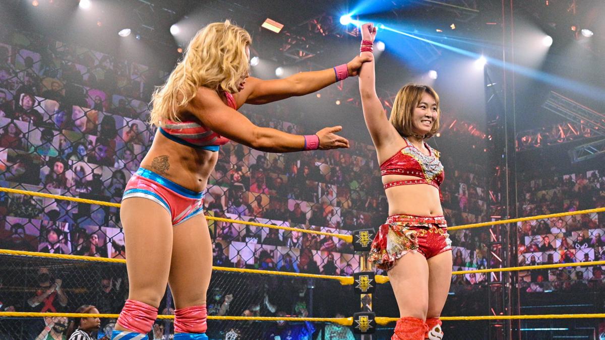 NXTデビュー戦で勝利し、対戦相手のスターク（左）に敬意を表されるサレイ（C）2021 WWE, Inc. All Rights Reserved.