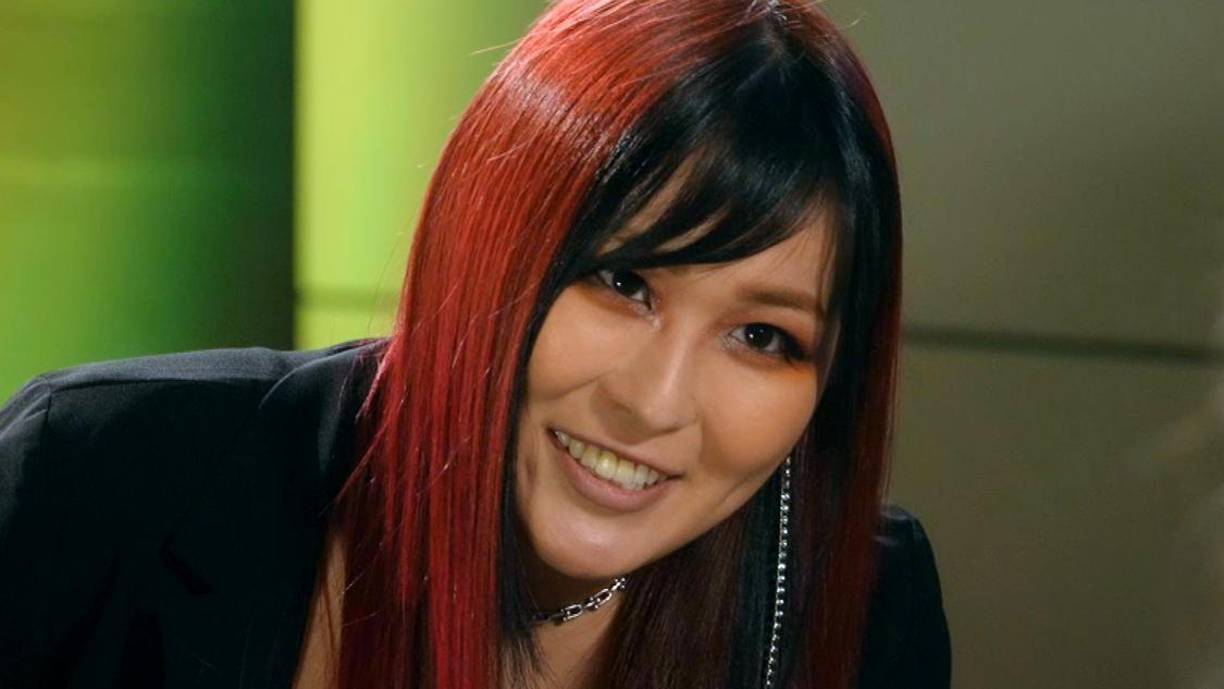元WWE女子王者ベス・フェニックスにインタビューを受ける前NXT女子王者紫雷イオ（Ｃ）2021 WWE, Inc. All Rights Reserved.