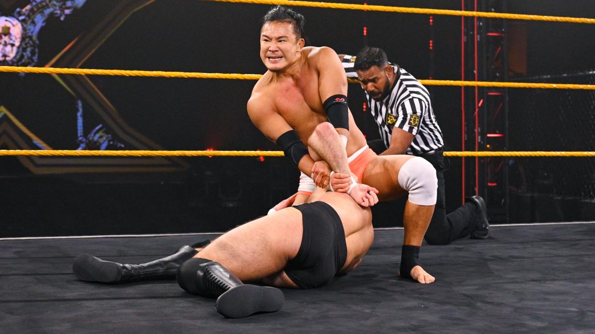 ホバーボードロックでローカン（下）からギブアップを狙うNXTクルーザー級王者KUSHIDA（Ｃ）2021 WWE, Inc. All Rights Reserved.