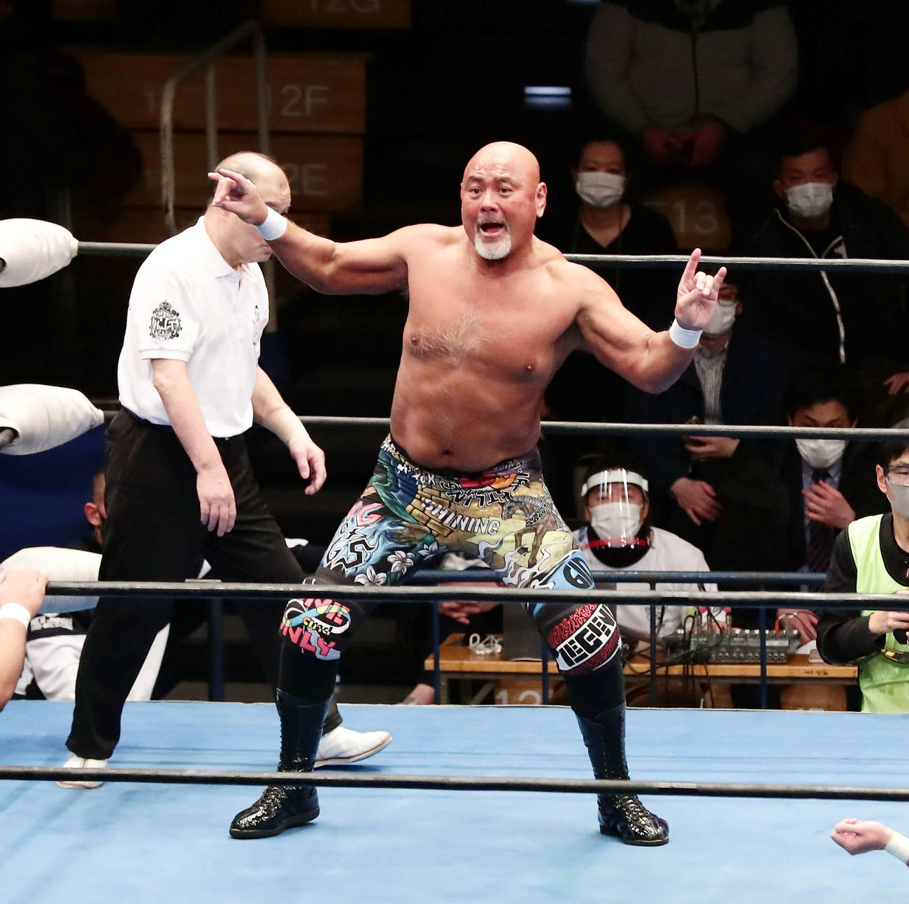 得意のポーズを決める武藤敬司（21年2月4日撮影）