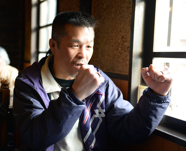 波瀾（はらん）万丈の半生をファイティングポーズを交えて語る辰吉丈一郎（2014年2月25日）