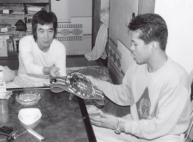 ＷＢＣ世界バンタム級暫定王座決定戦でビクトル・ラバナレスを破って獲得したチャンピオンベルトを父・粂二さん（左）に見せる辰吉（1993年9月6日）