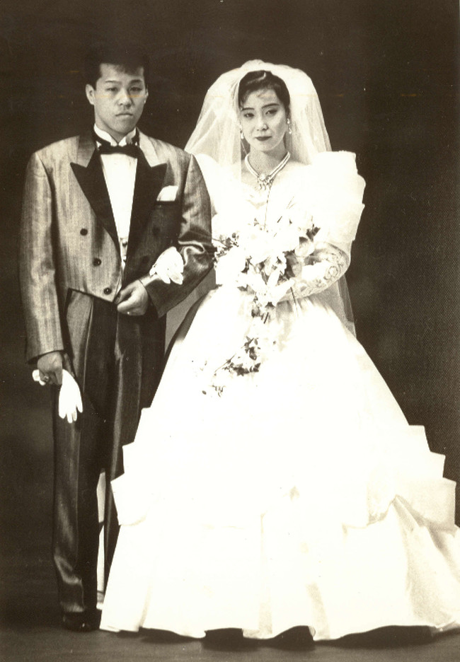 タキシードとウエディングドレス姿で記念写真に納まる辰吉（左）とるみ夫人（1991年）