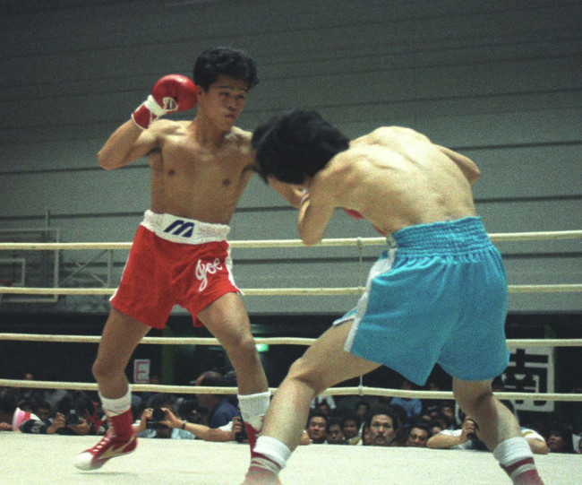 プロデビュー戦で崔相勉を攻め、2回2分47秒ＫＯ勝ちる辰吉（左）(1989年9月29日、大阪府立体育会館）