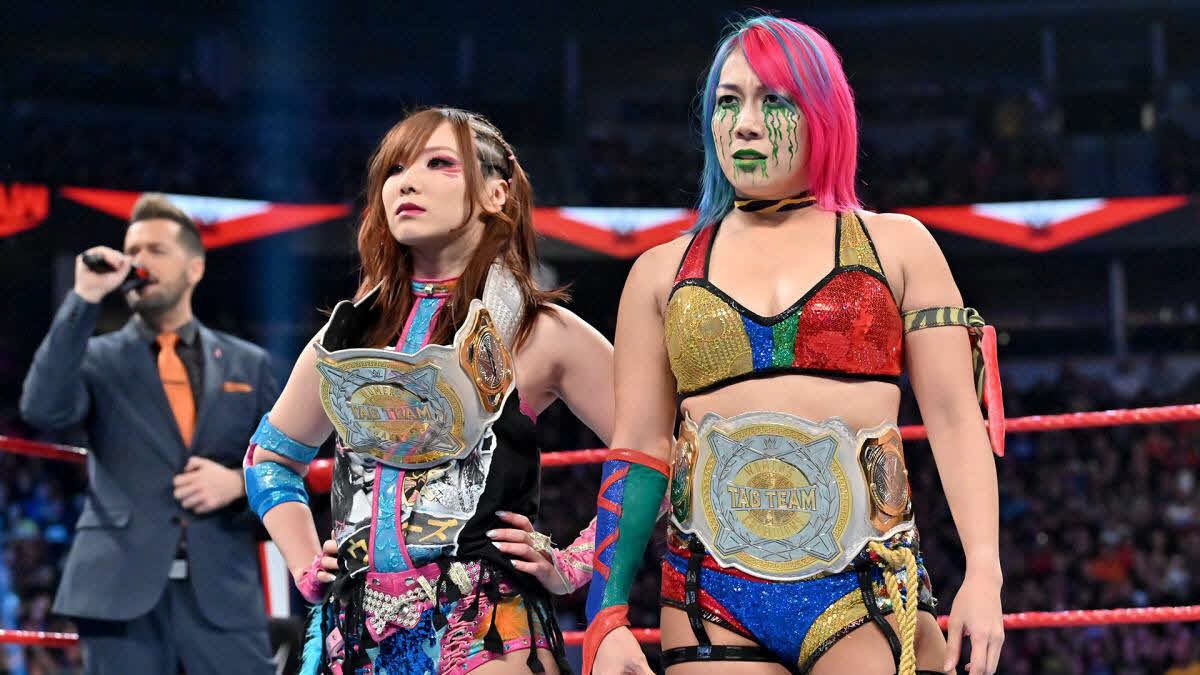 アスカ（右）とWWE女子タッグ王者に君臨していたカイリ・セイン（C）2021 WWE, Inc. All Rights Reserved.