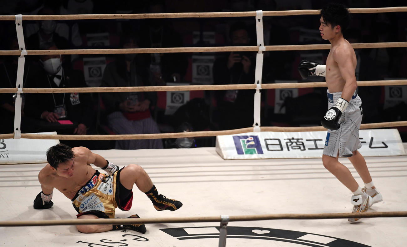 2回、久田哲也（左）に右ストレートでダウンを奪う寺地拳四朗（撮影・和賀正仁）