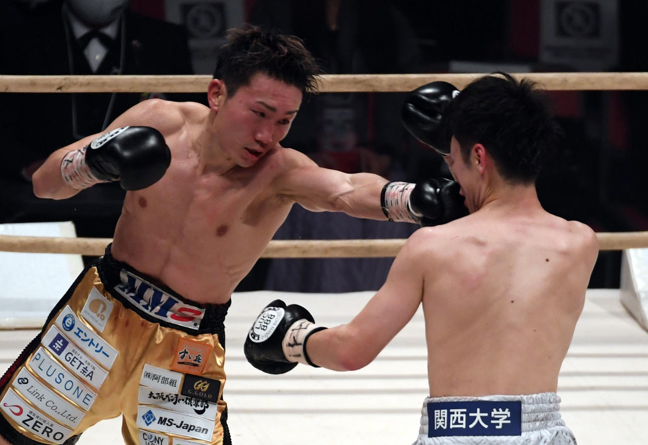 8回、寺地拳四朗（右）に左ストレー打つ久田哲也（撮影・和賀正仁）