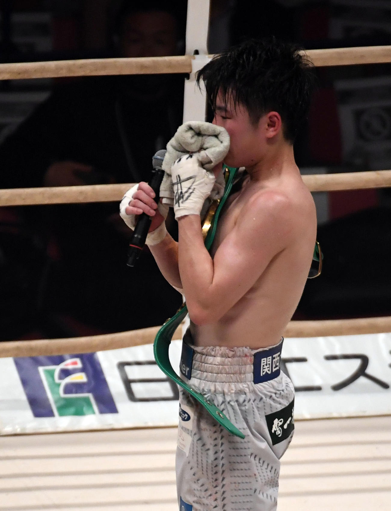 試合後のインタビューで涙を見せる寺地拳四朗（撮影・和賀正仁）