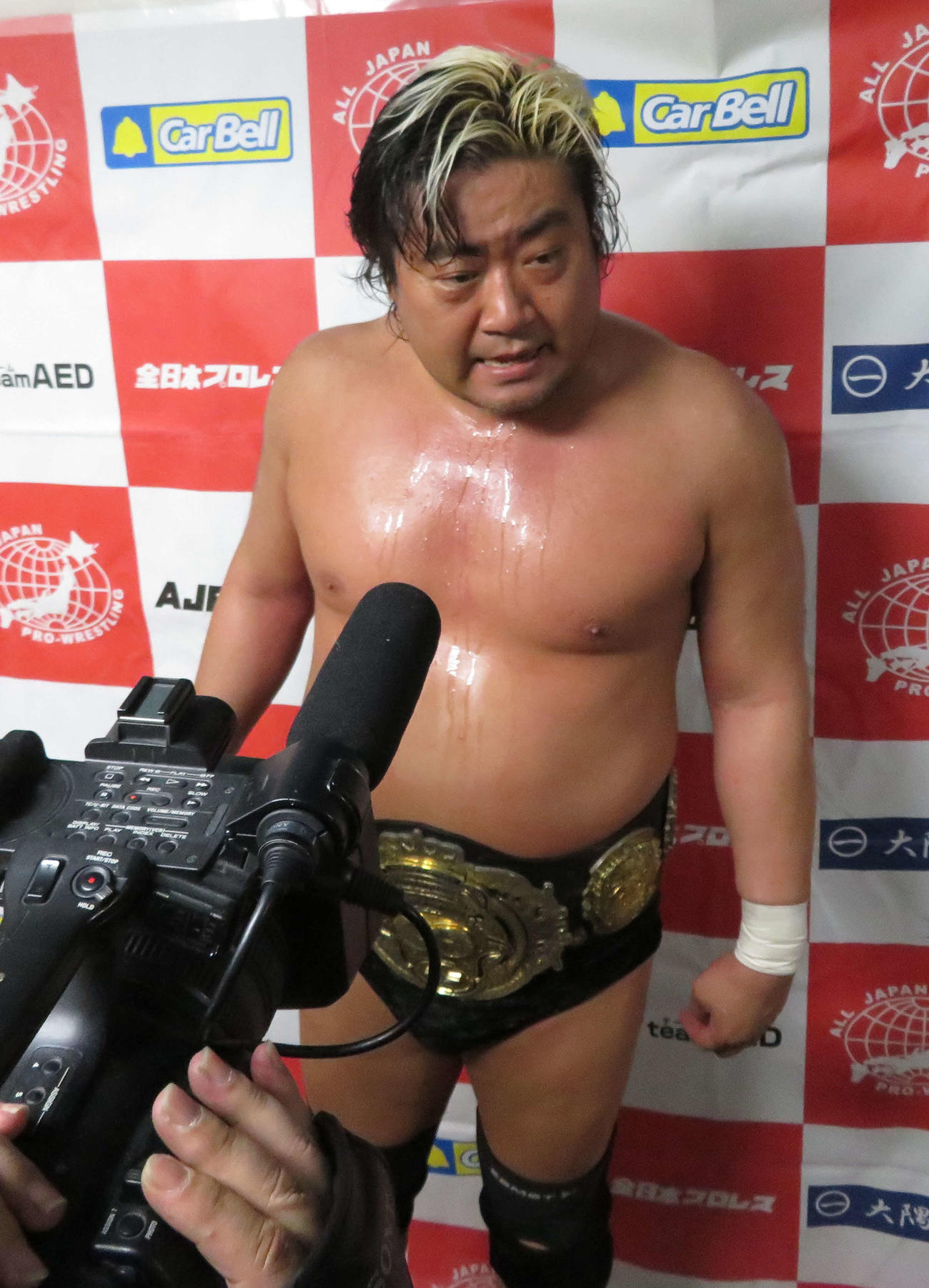 全日本新木場大会　チャンピオンカーニバルで青柳優馬に勝利後、取材に応じる諏訪魔（撮影・松熊洋介）