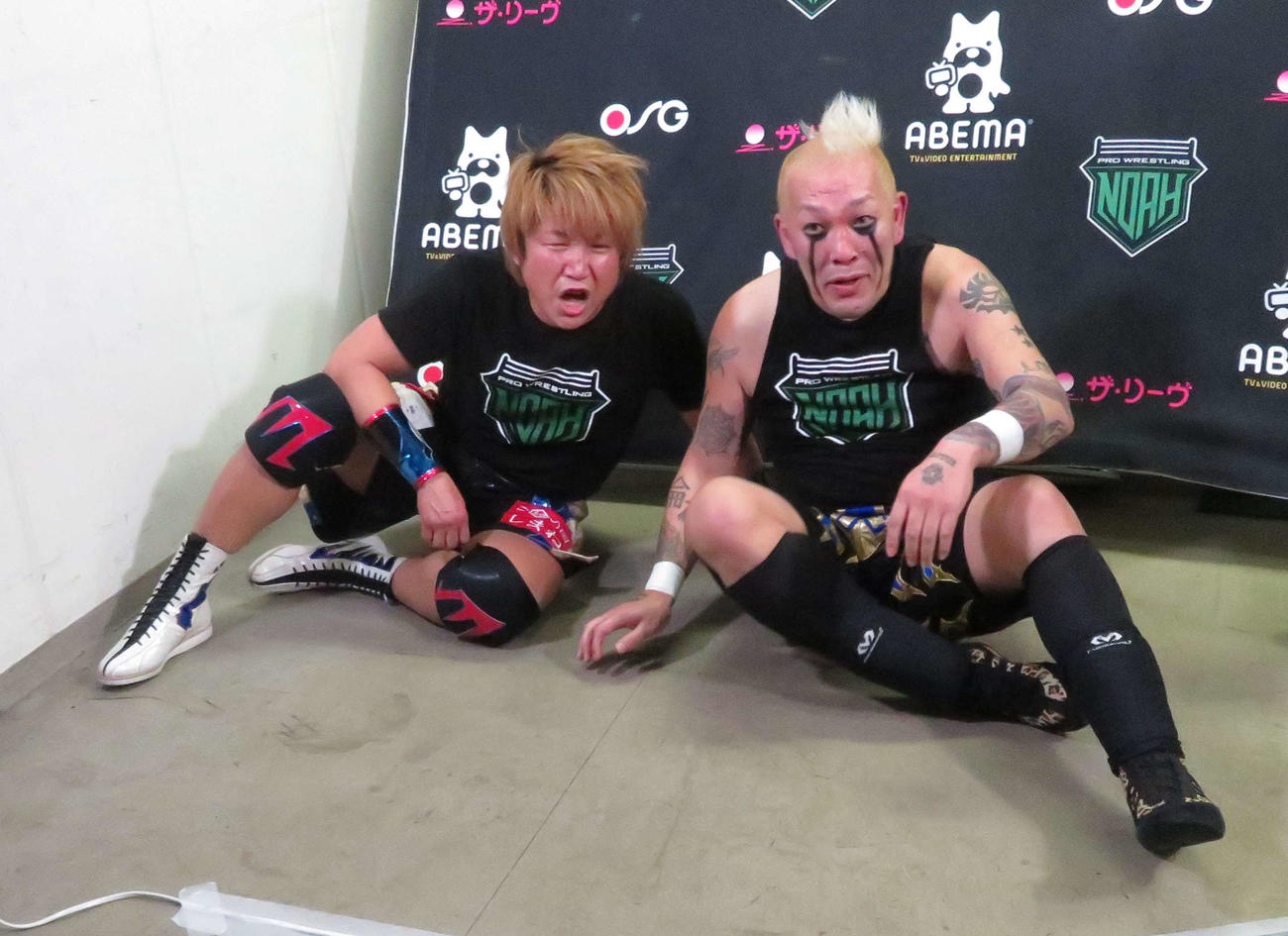 ノア横浜大会　バックステージで小川、HAYATA組に襲撃を受けたNOSAWA論外（右）と日高郁人（撮影・松熊洋介）
