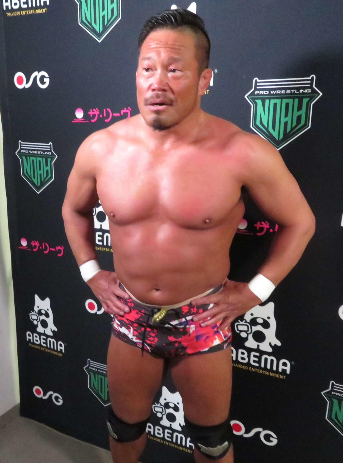 ノア横浜大会　勝利後、バックステージで取材に応じる杉浦貴（撮影・松熊洋介）