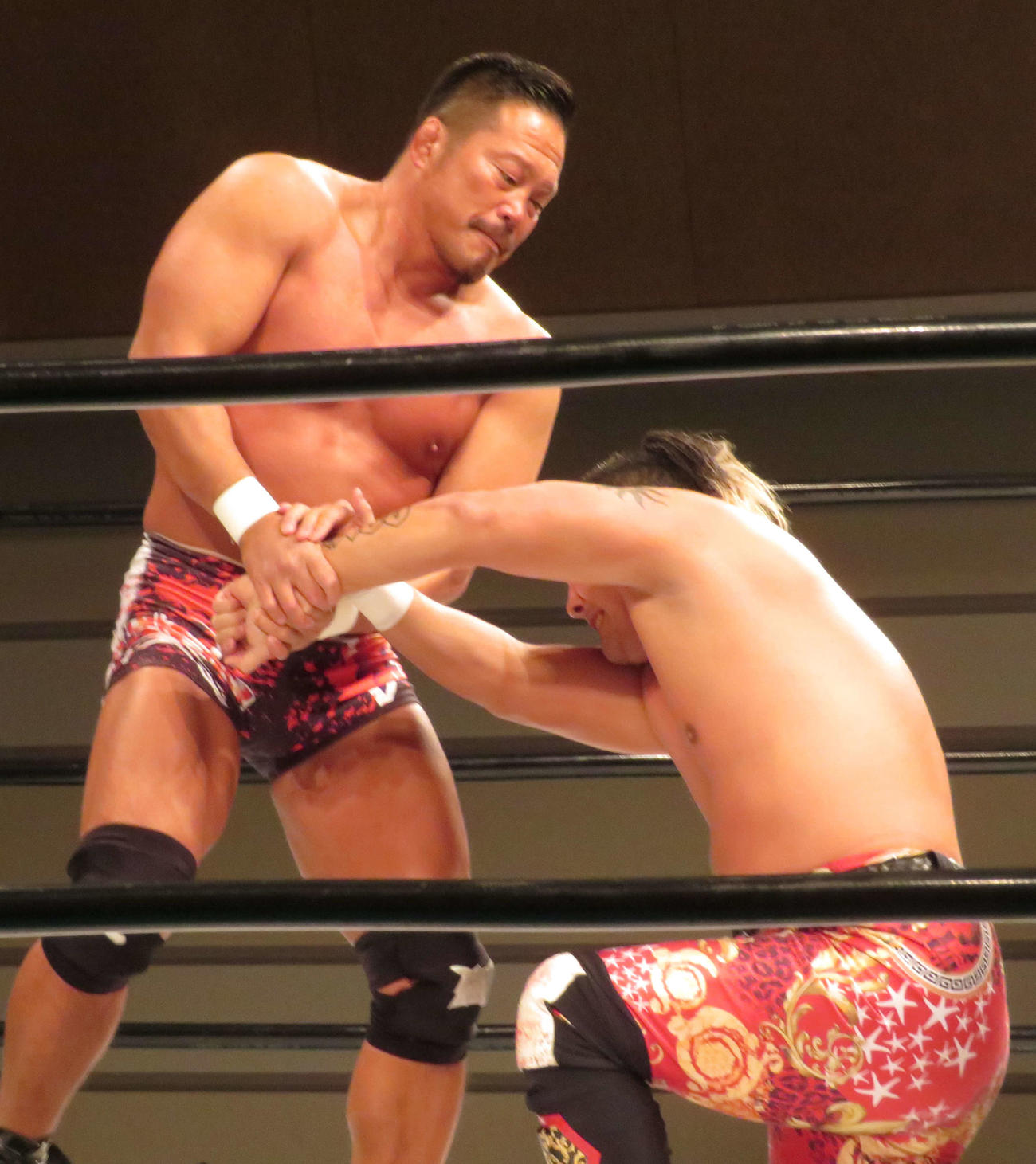 ノア横浜大会　仁王（右）の手首を持ち、攻撃を仕掛ける杉浦貴（撮影・松熊洋介）