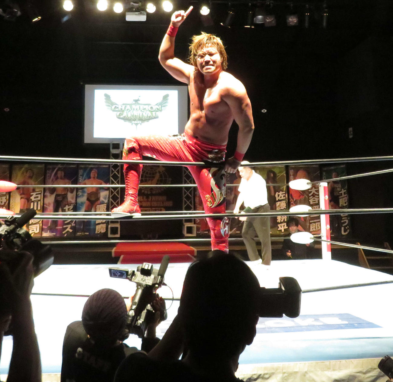 全日本プロレス　チャンピオンカーニバルで諏訪魔に勝利し、ロープに上ってポーズをとる宮原健斗（撮影・松熊洋介）