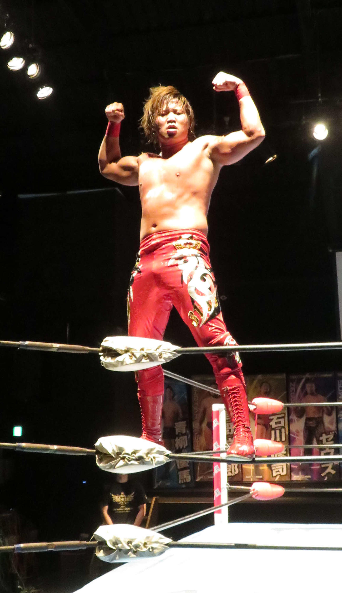 全日本プロレス　チャンピオンカーニバルで諏訪魔に勝利し、ガッツポーズを見せる宮原健斗（撮影・松熊洋介）