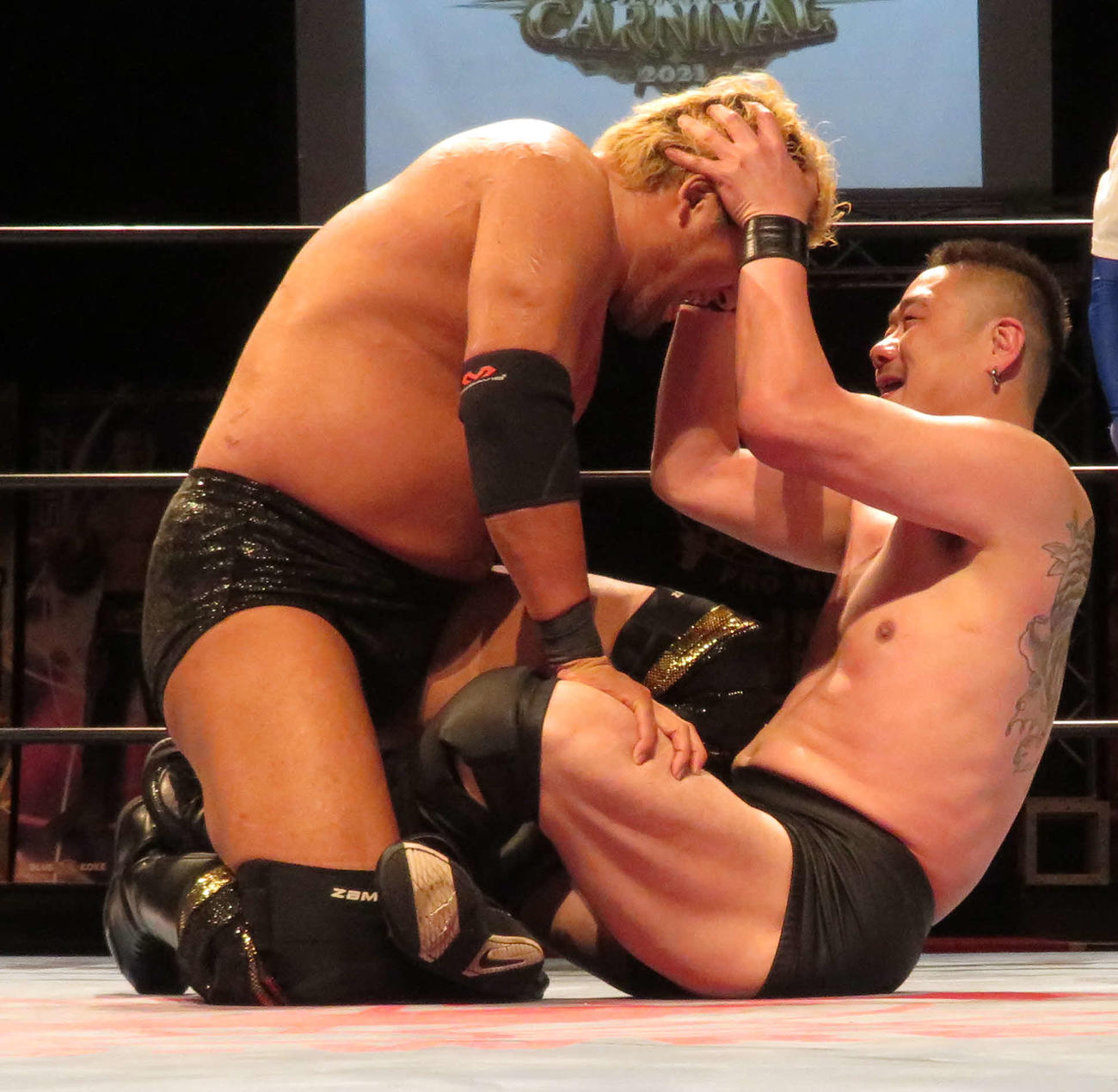 全日本プロレス　チャンピオンカーニバルで石川修司（左）に頭突きを食らわせる佐藤耕平（撮影・松熊洋介）