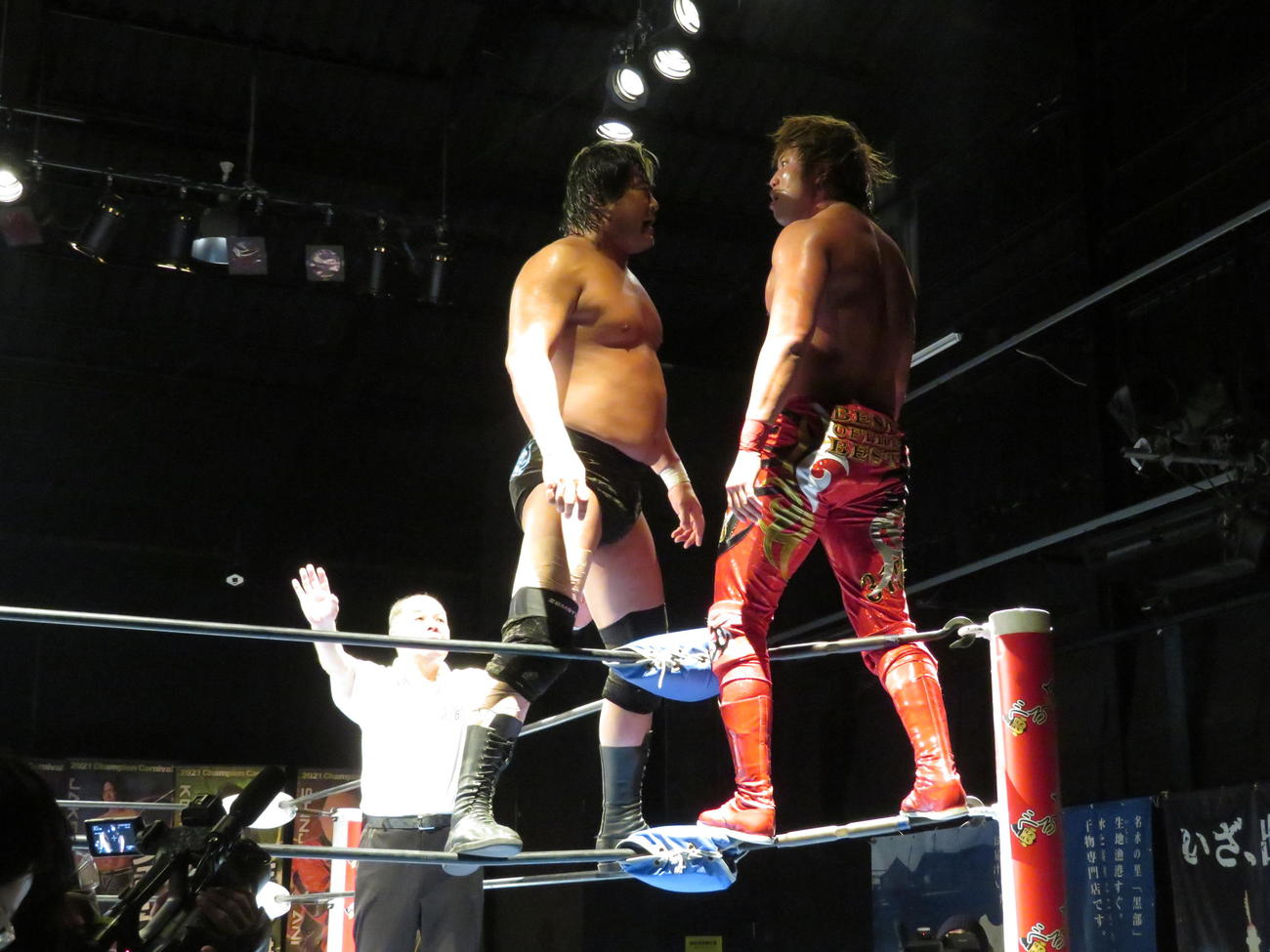 全日本プロレス　チャンピオンカーニバルで諏訪魔（左）とにらみ合う宮原健斗（撮影・松熊洋介）