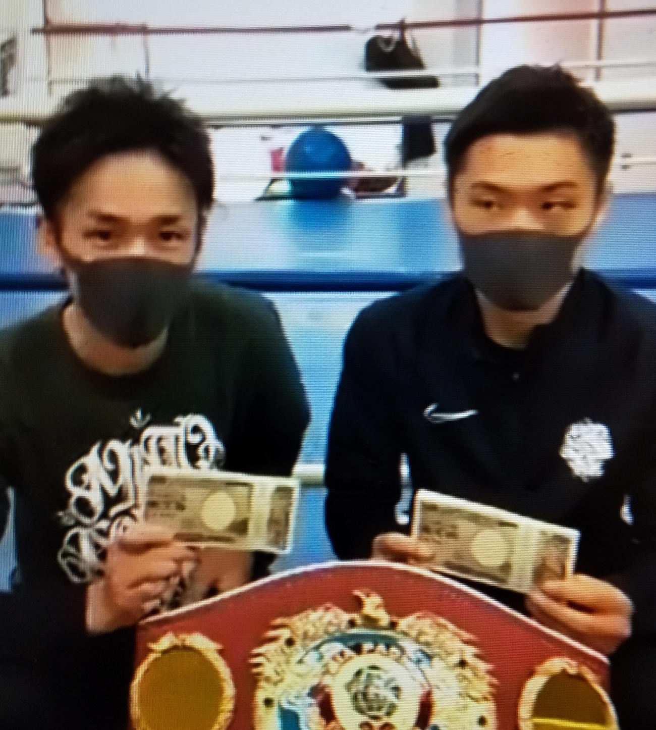 元世界王者比嘉から金星の報奨金で100万円を手にした西田（右）と武市トレーナー