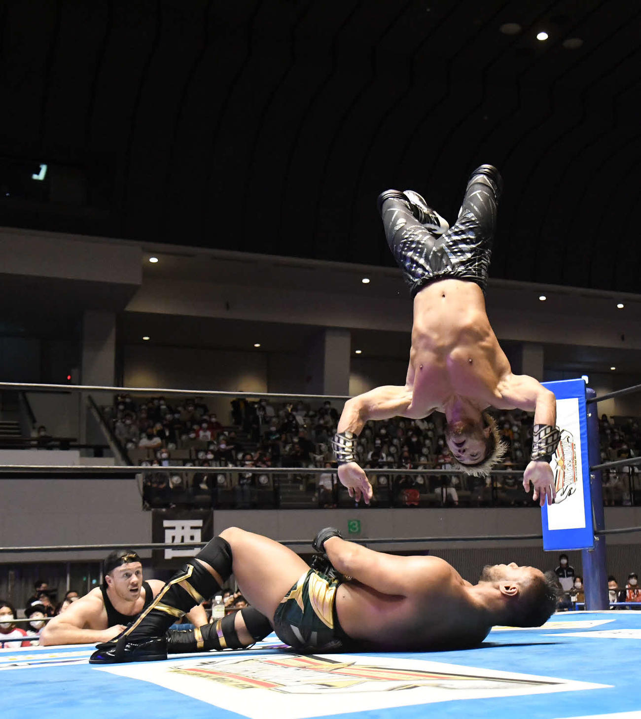 アーロン・ヘナーレ（下）にラウンディング・ボディプレスを決めるSANADA（新日本プロレス提供）
