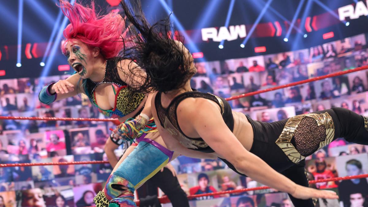 ベイズラー（右）と戦うアスカ（C）2021 WWE, Inc. All Rights Reserved.