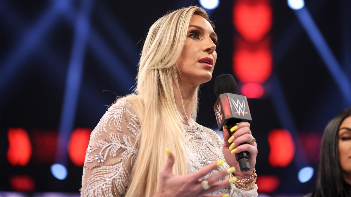 リングで謝罪したフレアー（C）2021 WWE, Inc. All Rights Reserved.