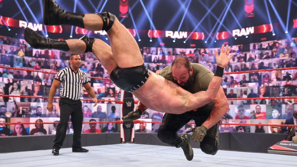 マッキンタイア（左）をランニング・パワースラムでたたきつけるストローマン（C）2021 WWE, Inc. All Rights Reserved.
