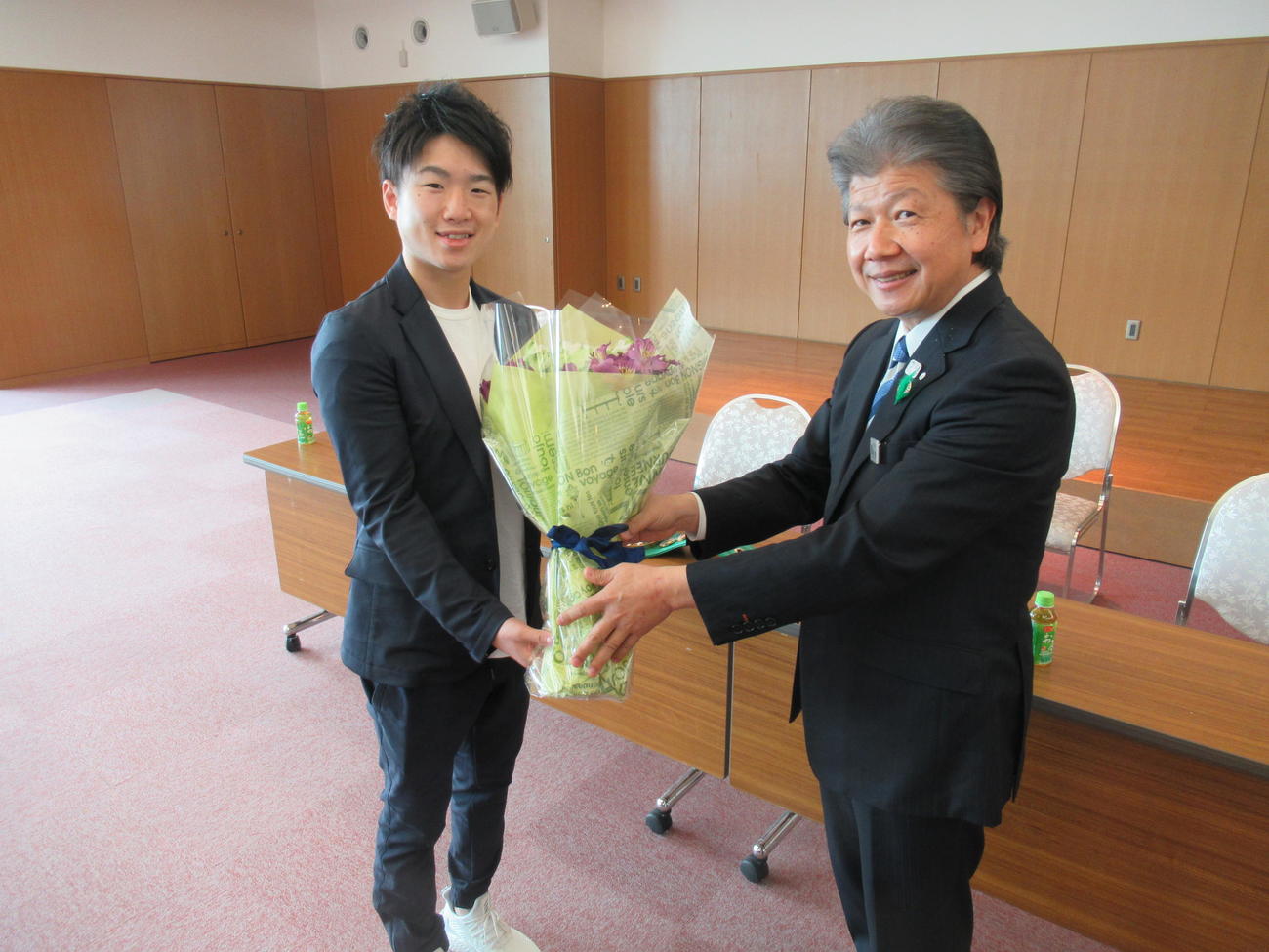 京都・久御山町役場を訪問し、信貴町長（右）から花束を受ける寺地（撮影・実藤健一）