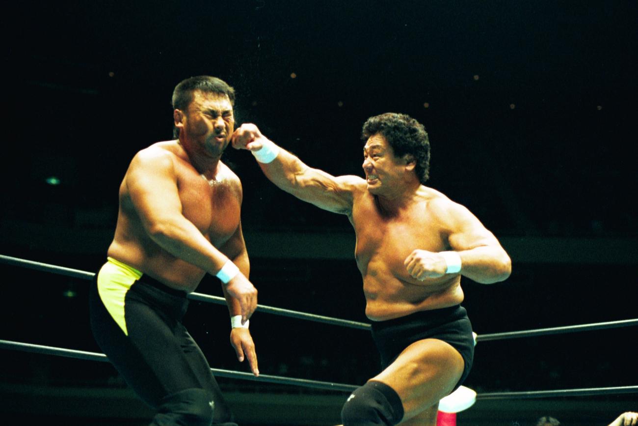 00年10月、川田利明にグーパンチを浴びせる天龍
