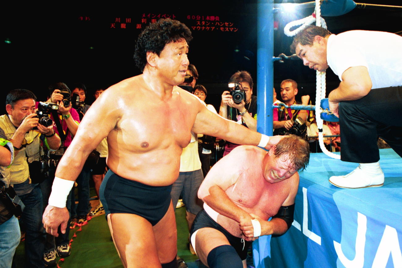 天龍源一郎とハンセンは場外乱闘（2000年撮影）
