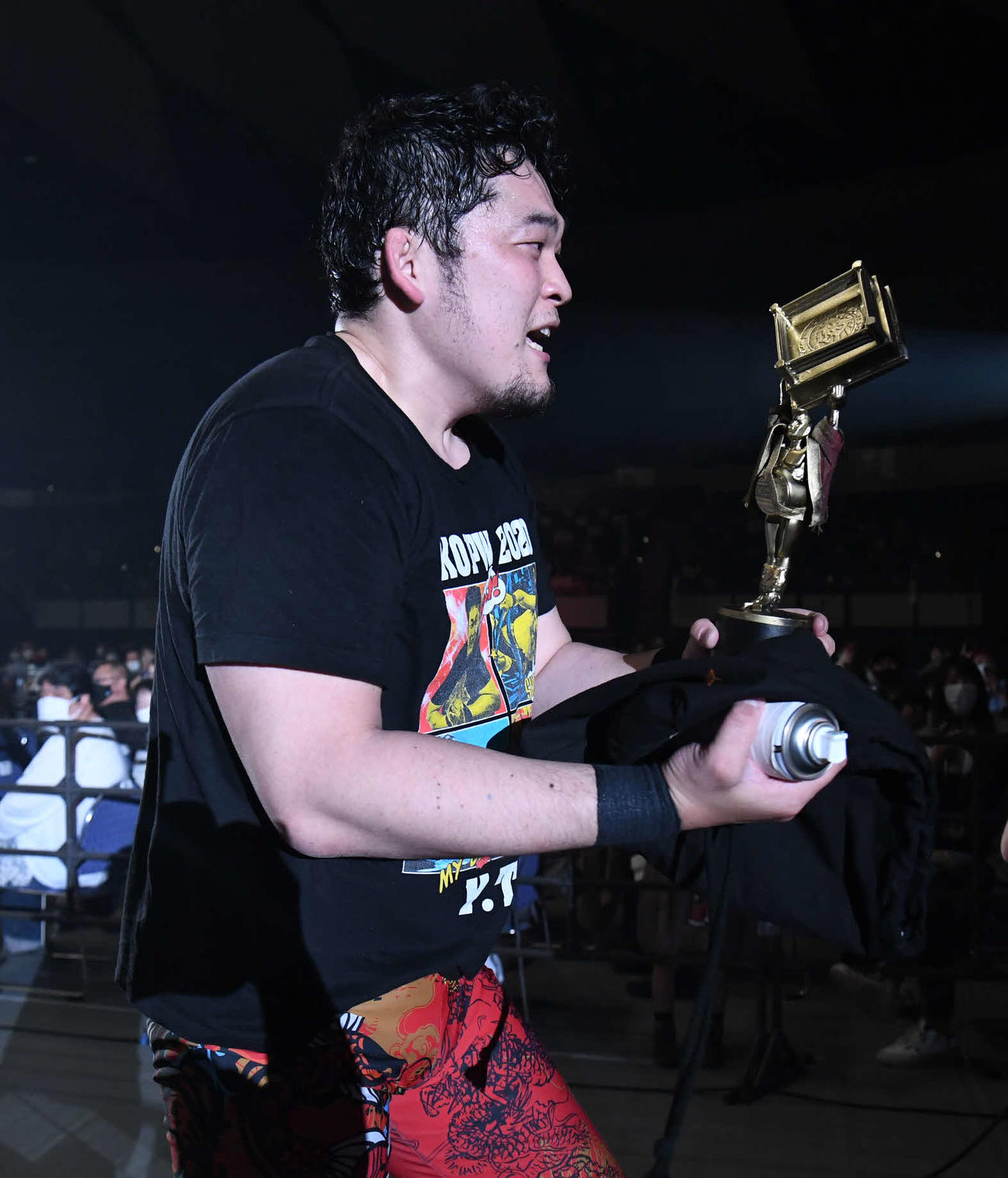 新日本プロレス鹿児島大会　KOPW2021争奪戦で勝利し、金色に塗ったトロフィーを大事に持ち帰る矢野通（新日本プロレス提供）