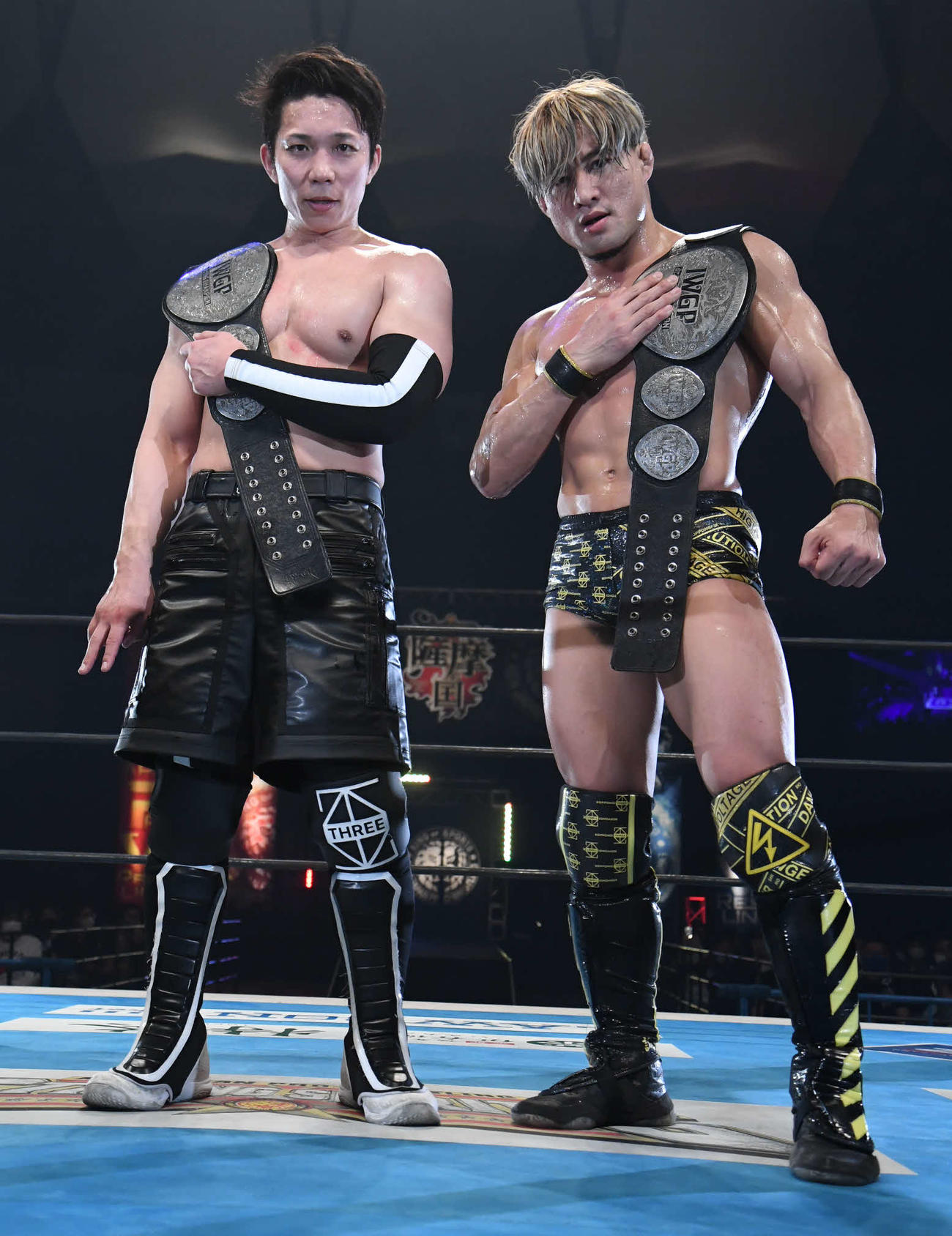 新日本プロレス鹿児島大会　IWGPジュニアタッグ選手権で初防衛に成功したSHO（右）、YOH組（新日本プロレス提供）