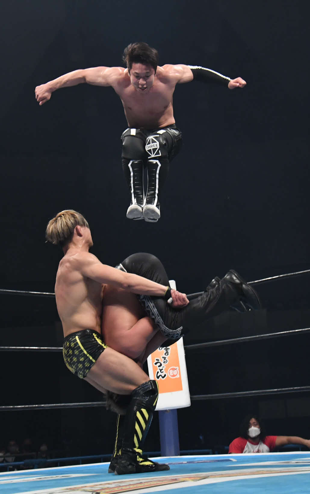 新日本プロレス鹿児島大会　金丸義信にSTRONG Xを決めるYOH（上）。左はSHO（新日本プロレス提供）