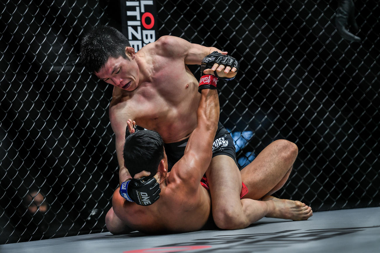 マウントポジションでフォラヤン（下）を攻め込む青木（C）ONEChampionship