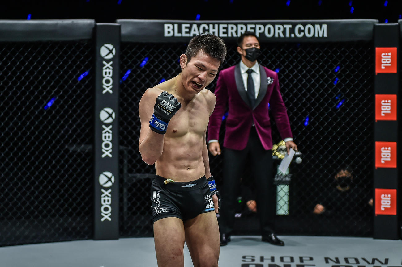 フォラヤンとの3度目対決を制し、右拳を握った元ONEライト級王者青木（C）ONEChampionship