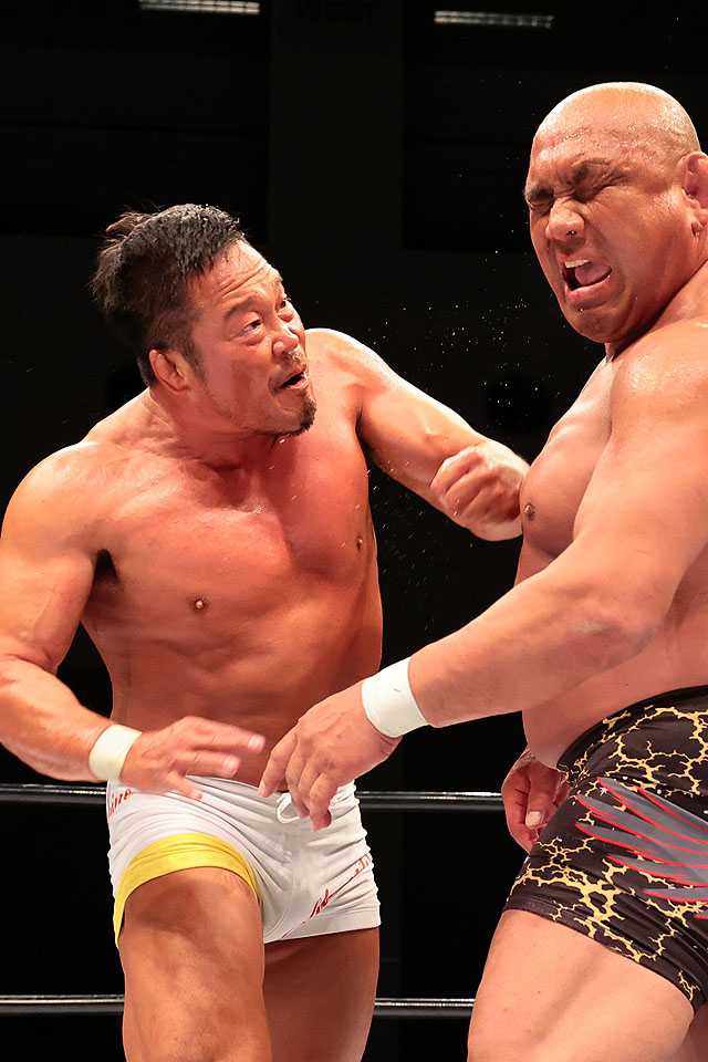 プロレスリング・ノア名古屋大会　藤田和之（右）にビンタを浴びせる杉浦貴（プロレスリング・ノア提供）