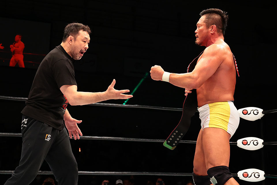 プロレスリング・ノア名古屋大会　次期挑戦者に名乗りを上げた桜庭和志（左）にじゃんけんで敗れる杉浦貴（プロレスリング・ノア提供）