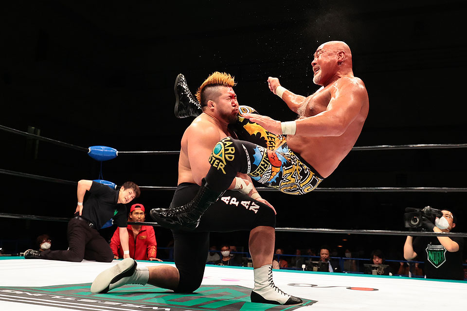 マサ北宮（左）にシャイニングウィザードを決める武藤敬司（プロレスリング・ノア提供）