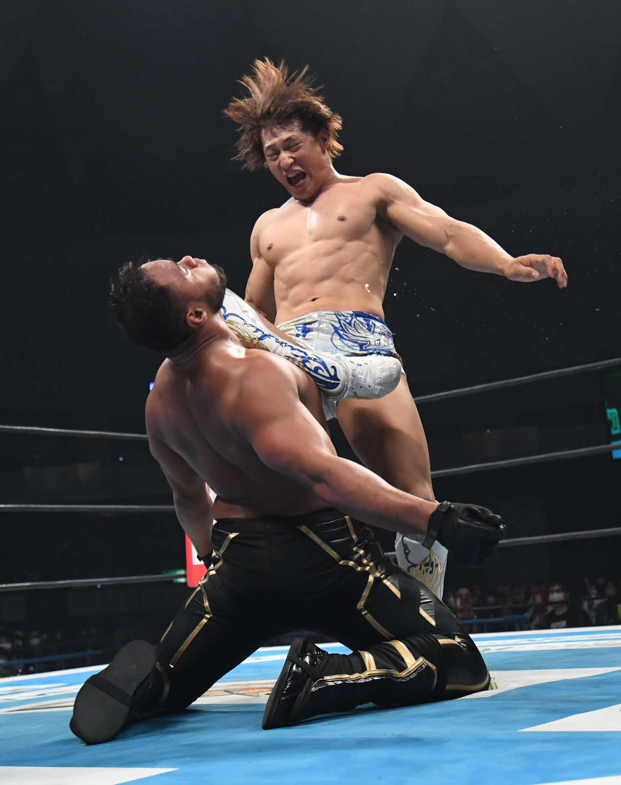 新日本プロレス鹿児島大会　アーロン・ヘナーレにカミゴェをさく裂させる飯伏幸太（新日本プロレス提供）