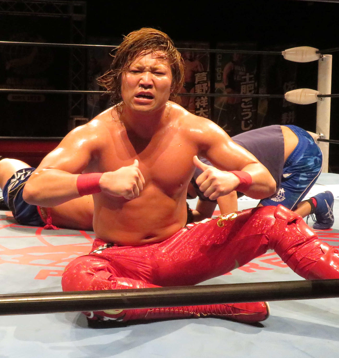 全日本プロレス　青柳優馬に勝利後、ポーズを決める宮原健斗（撮影・松熊洋介）