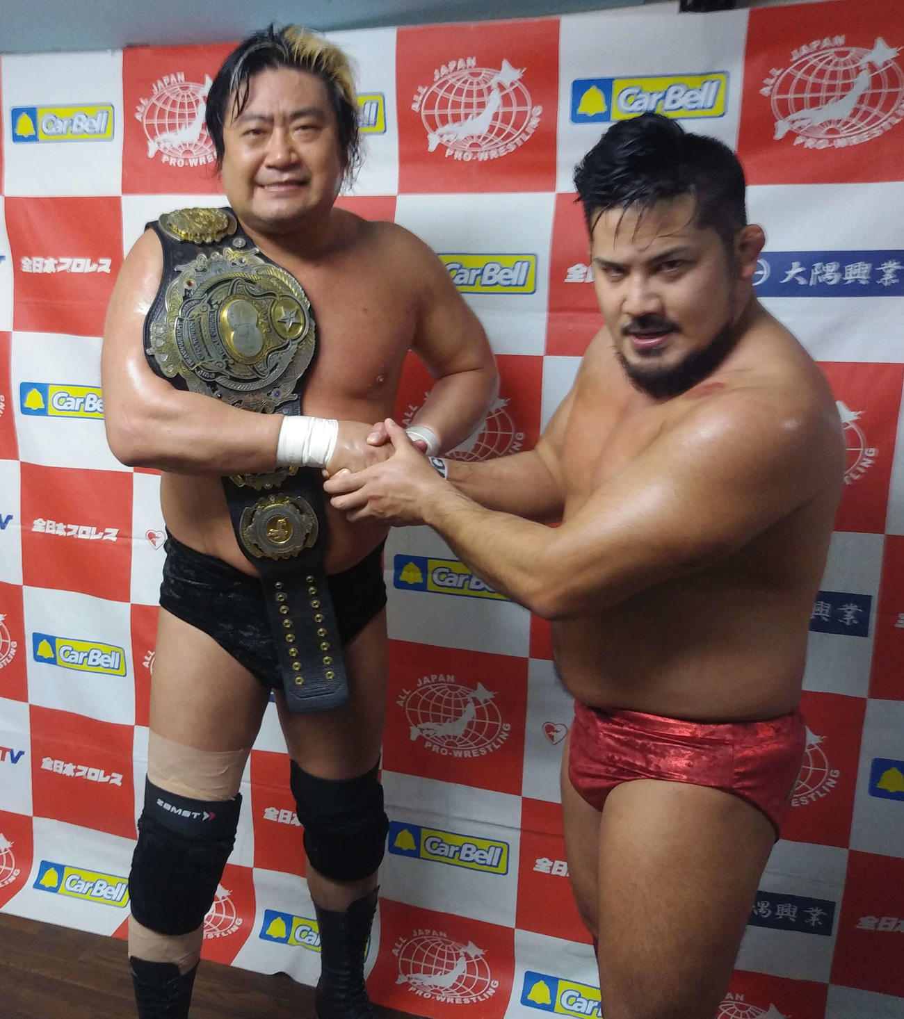 全日本プロレス　試合後、芦野祥太郎（右）と握手を交わす諏訪魔（撮影・松熊洋介）