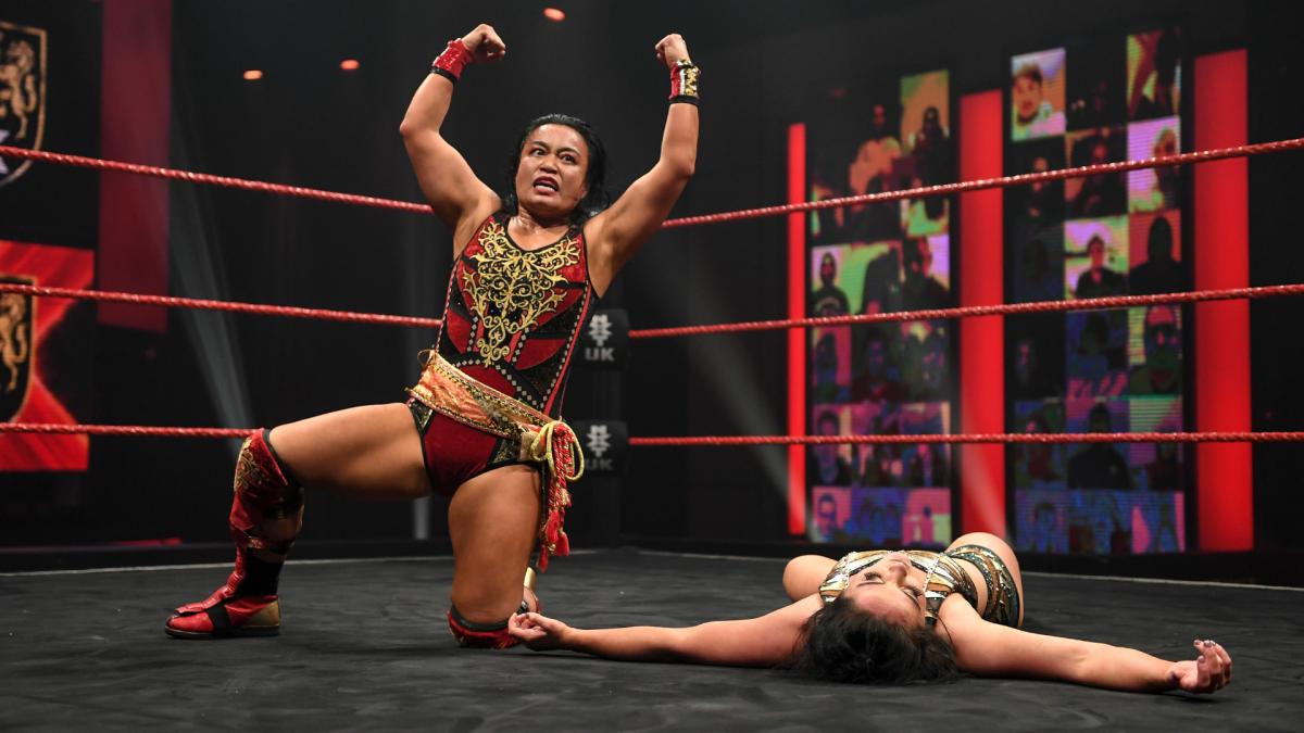 ヴァルキリー（右）とのシングル戦を制し、ガッツポーズで喜ぶ里村（C）2021 WWE, Inc. All Rights Reserved.