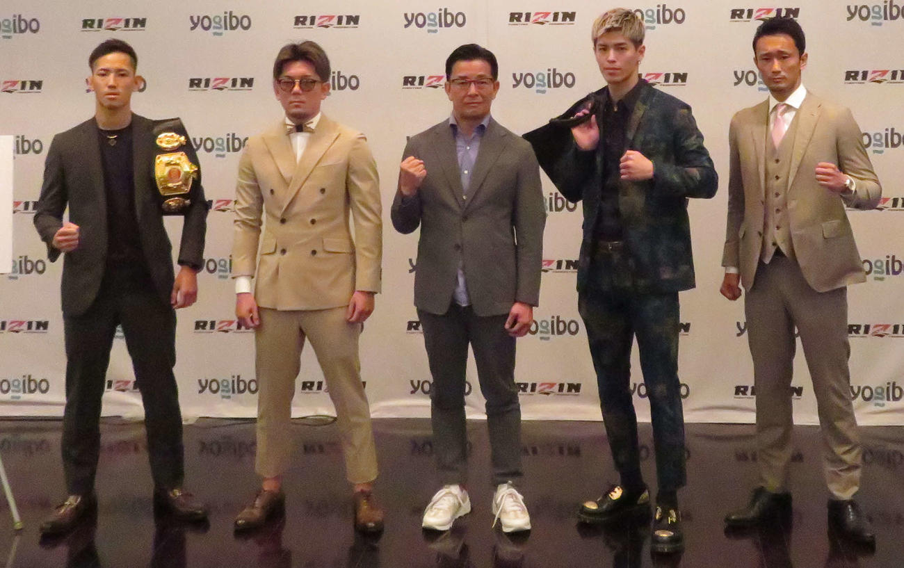 RIZIN29大会でキックボクシングのワンナイト　トーナメントに出場する左から高橋亮、皇治、白鳥大珠、梅野源治。中央は榊原信行CEO（撮影・松熊洋介）