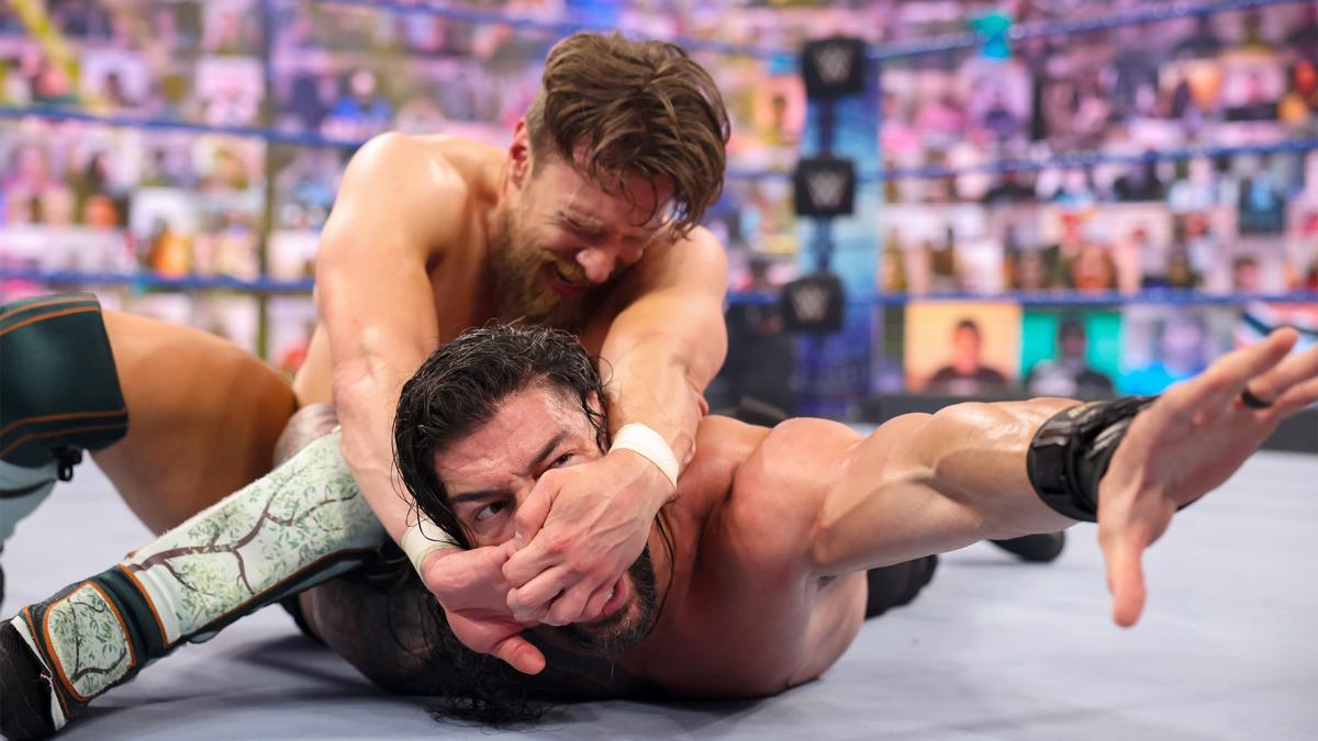 WWEユニバーサル王者レインズ（右）をイエスロックで絞めるブライアン（C）2021 WWE, Inc. All Rights Reserved.