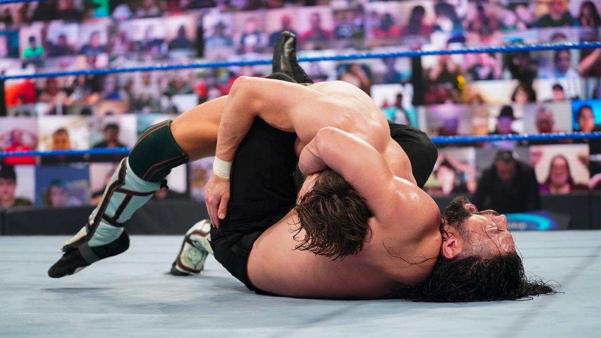 WWEユニバーサル王者レインズ（下）のギロチンで失神するブライアン（C）2021 WWE, Inc. All Rights Reserved.