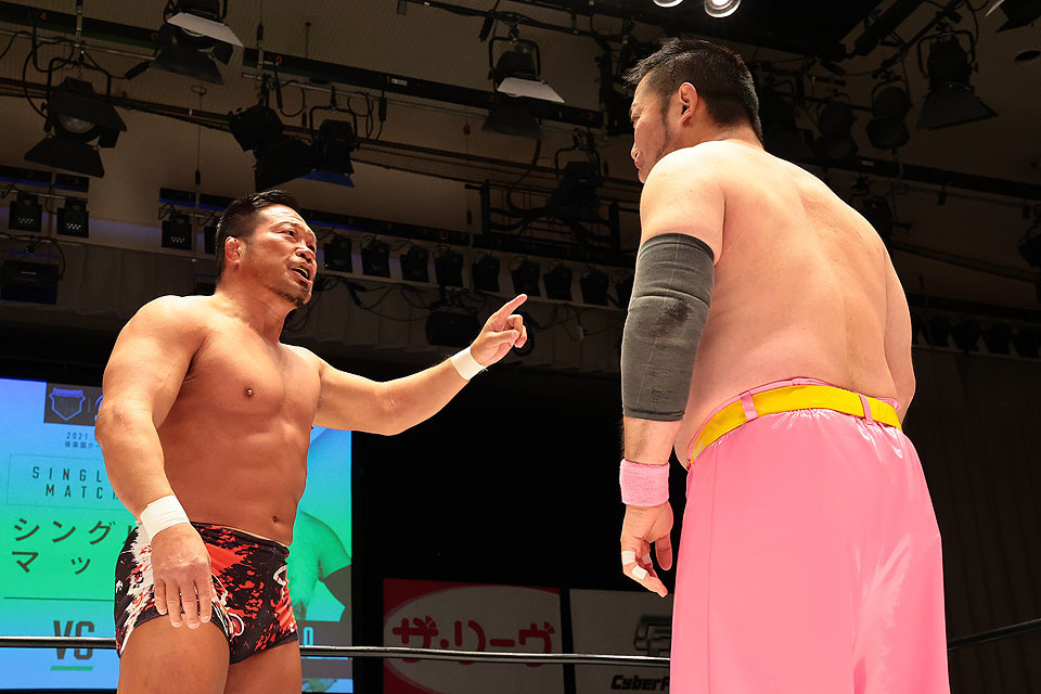 プロレスリング・ノア後楽園大会　井上雅央（右）に「お前が走れ」と指示を出す杉浦貴（プロレスリング・ノア提供）