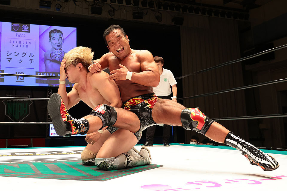 プロレスリング・ノア後楽園大会　清宮海斗（左）にスライディング弾丸エルボーを浴びせる田中将人（プロレスリング・ノア提供）