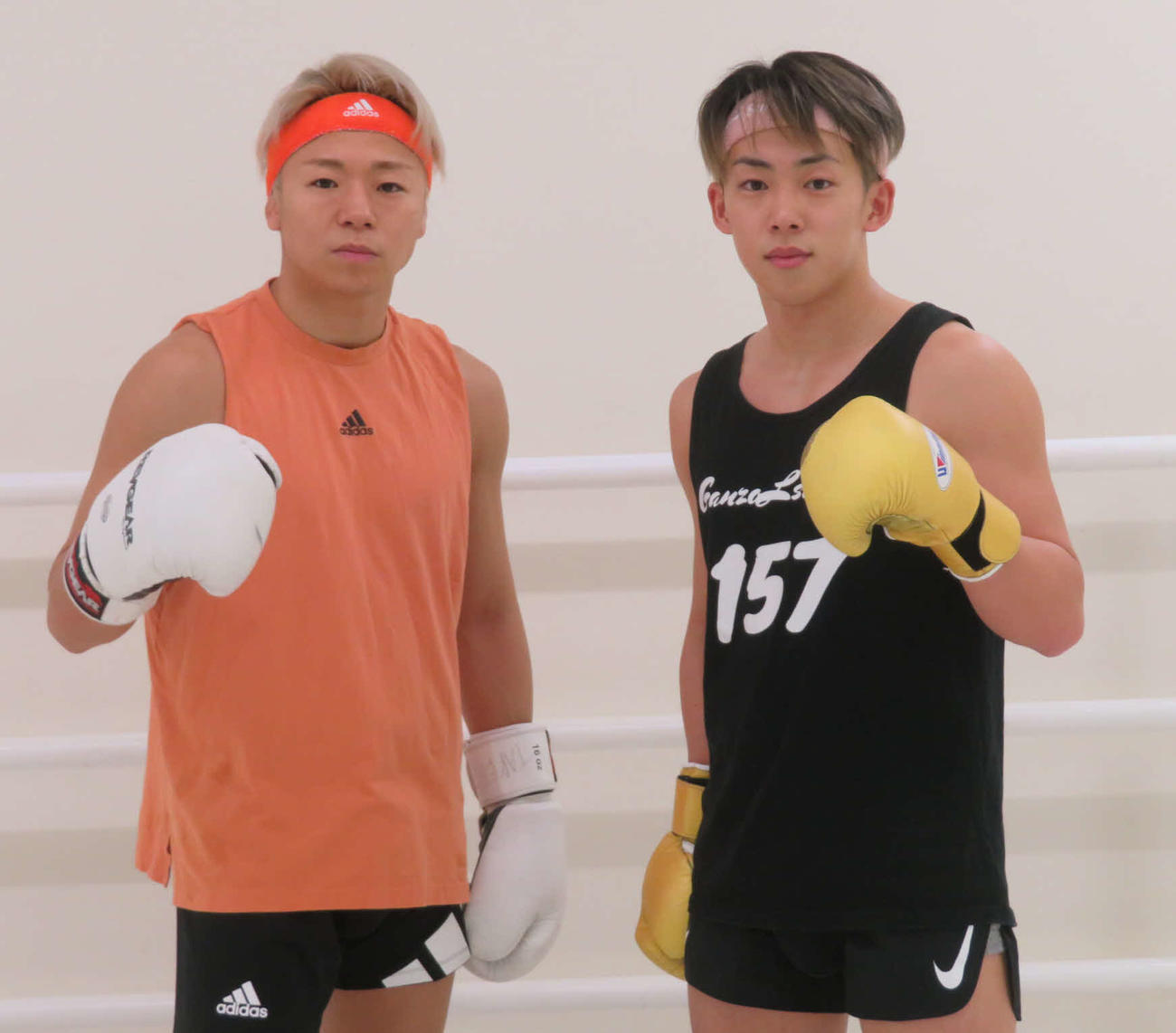 同門の後輩の橋本（左）と公開練習に臨んだK－1スーパーフェザー級王者武尊