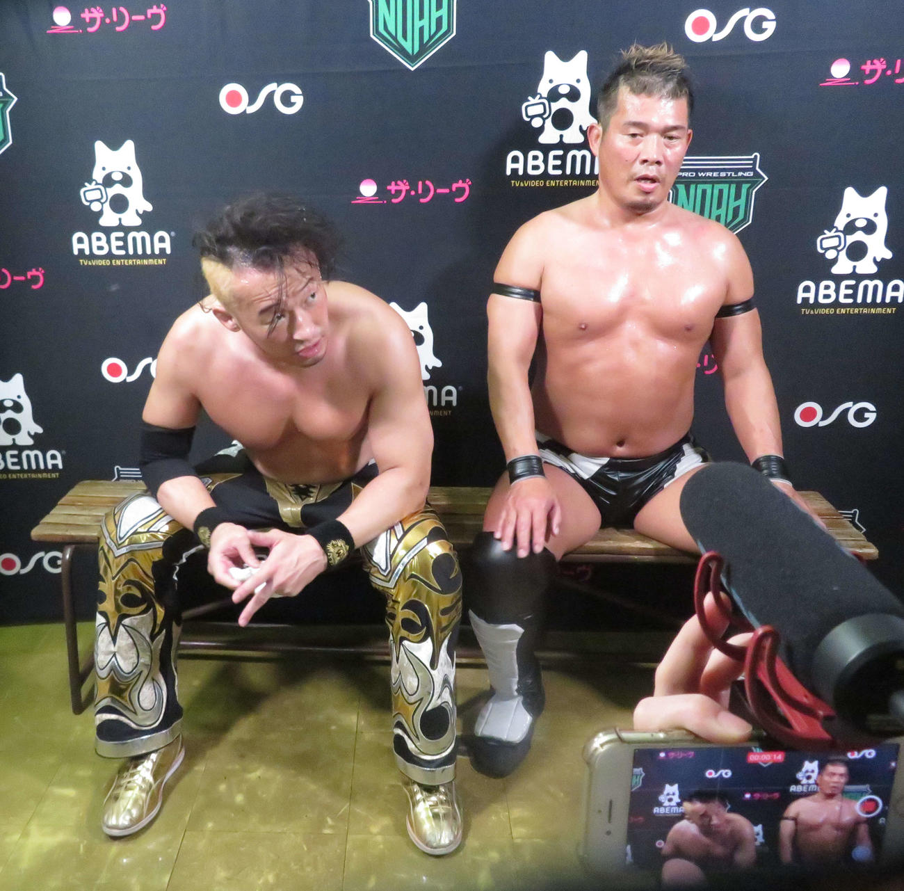 プロレスリング・ノア後楽園大会　バックステージで取材に応じる丸藤正道（左）、望月成晃組（撮影・松熊洋介）